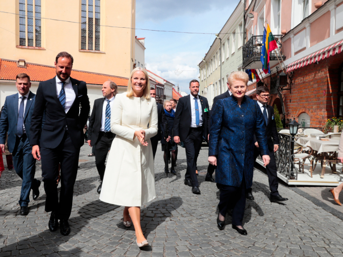 Kronprinsparet og Presidenten spaserte gjennom gamlebyen. Foto: Lise Åserud, NTB scanpix